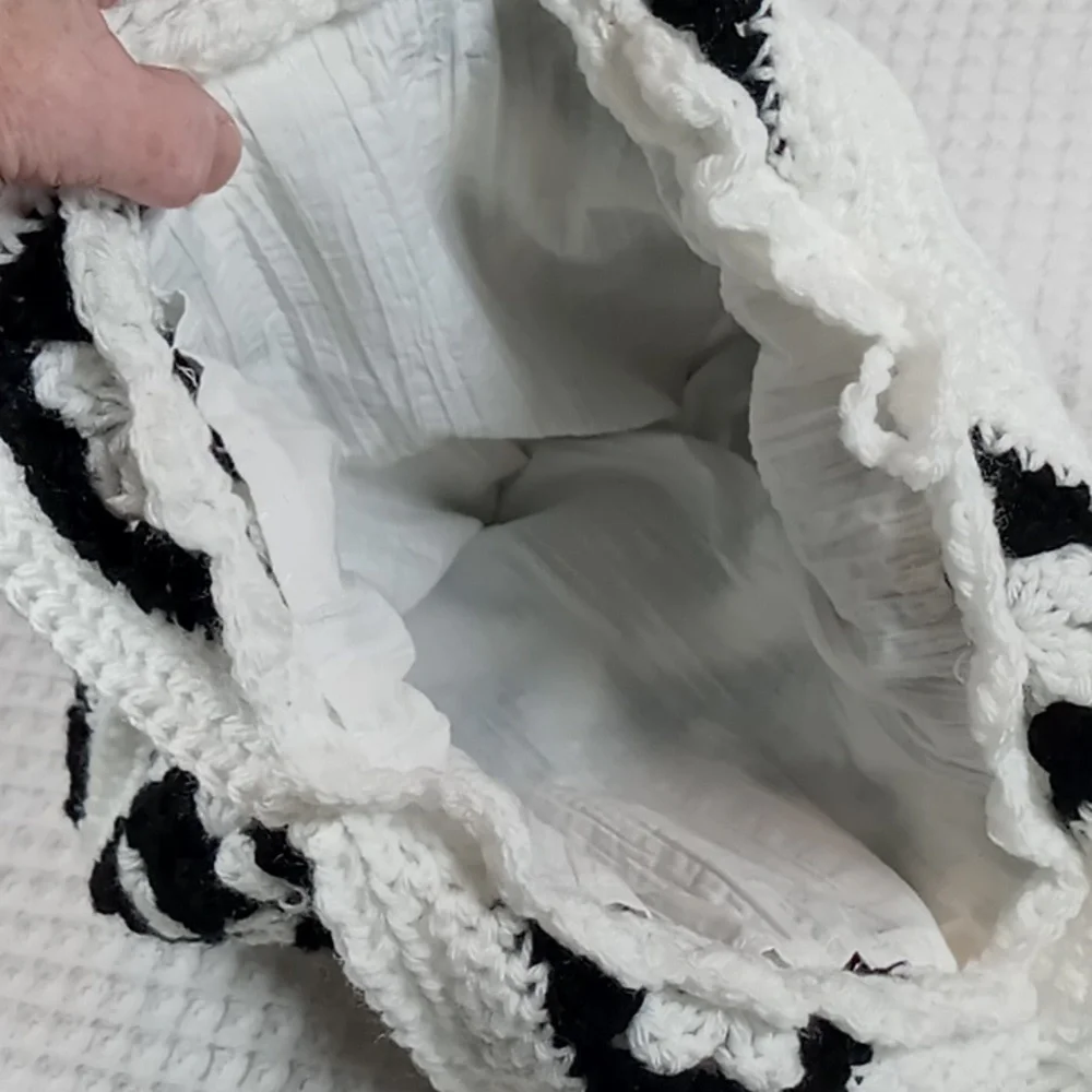 Hand Crafted Blk/Wht Crochet Granny Square Handbag With Beaded Handle & Tassel - Picture 4 of 8